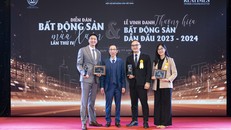 Các nhân sự đại diện Flamingo Holdings trên sân khấu Lễ Vinh danh thương hiệu Bất động sản dẫn đầu 2023 – 2024