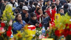 Đông đảo người dân đi lễ tại Phủ Tây Hồ, cầu mong một năm may mắn, bình an. Ảnh: Minh Quyết – TTXVN