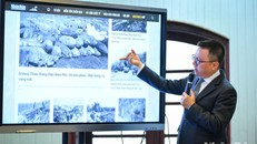 Đồng chí Lê Quốc Minh, Tổng Biên tập Báo Nhân Dân, giới thiệu về chuyên trang đặc biệt Chiến thắng Điện Biên Phủ trên Báo Nhân Dân điện tử. Ảnh: Thành Đạt