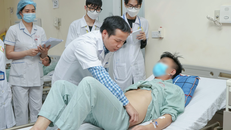 TS.BS Nguyễn Đình Liên – Trưởng khoa Phẫu thuật Thận tiết niệu & Nam học - Bệnh viện E thăm khám cho bệnh nhân