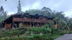 Một nhà dân ở thôn Cẩu Pì Chải, xã Thào Chư Phìn bị tốc mái. 