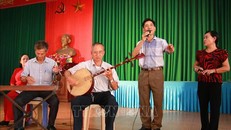 Các thành viên Câu lạc bộ hát chèo thôn Phú Văn Nam, xã Hải Châu, huyện Hải Hậu (Nam Định) hầu hết là người cao tuổi nên việc gìn giữ nghệ thuật chèo đang gặp nhiều khó khăn. Ảnh tư liệu: Công Luật - TTXVN 