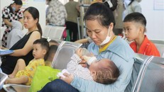 Bệnh nhi đến khám tại Bệnh viện Nhi đồng 2, Thành phố Hồ Chí Minh. Ảnh: Đinh Hằng - TTXVN