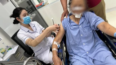 Cụ bà phải khâu gần 70 mũi sau khi bị chó nhà hàng xóm tấn công 