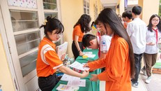 Các em học sinh trường THCS và THPT M.V. Lô-mô-nô-xốp hào hứng tìm hiểu về sách