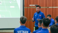 Huấn luyện viên Hoàng Anh Tuấn họp đội tuyển. (Ảnh: Liên đoàn Bóng đá Việt Nam).