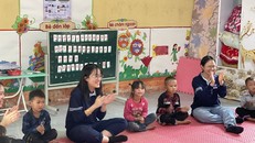 Nụ cười rạng rỡ của cô học sinh lớp 10 khi yêu thương được trao đi