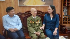 Quyền Chủ tịch nước Võ Thị Ánh Xuân trò chuyện với chiến sĩ Điện Biên Nguyễn Viết Điểm (Ảnh QĐND)