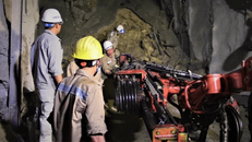 Các đơn vị khắc phục sạt lở làm việc ngày đêm