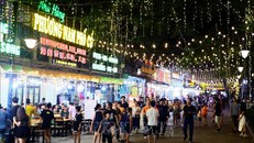 Tuyến phố đi bộ Bãi Cháy thu hút đông đảo người dân và du khách trong ngày đầu khai trương. Ảnh: Đức Hiếu - TTXVN