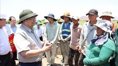 Thủ tướng Phạm Minh Chính trao đổi với người lao động thi công hệ thống thuỷ lợi Tân Mỹ, đoạn qua huyện Ninh Sơn. Ảnh: Dương Giang-TTXVN