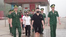 5 nạn nhân được lực lượng chức năng giải cứu đưa về qua cửa khẩu quốc tế Cầu Treo, Hương Sơn (Hà Tĩnh).