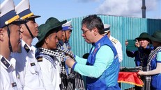 Phó Bí thư Thành ủy TP. Hồ Chí Minh Nguyễn Phước Lộc (phải) tặng mũ tai bèo, khăn rằn cho các chiến sỹ TP. Hồ Chí Minh đang làm nhiệm vụ trên đảo Cô Lin. Ảnh: Xuân Khu-TTXVN