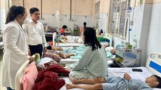 Lãnh đạo UBND thành phố Long Khánh (Đồng Nai) thăm hỏi, động viên các bệnh nhân nghi ngộ độc thực phẩm điều trị tại Bệnh viện đa khoa khu vực Long Khánh. Ảnh: Lê Xuân-TTXVN