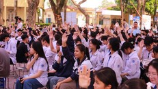 Học sinh sôi nổi trao đổi ý kiến tại chương trình tư vấn, hướng nghiệp sáng ngày 4/5