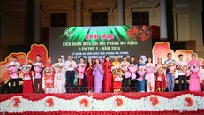 Ban Tổ chức tặng hoa các đơn vị nghệ thuật tham gia Liên hoan. Ảnh: Minh Thu - TTXVN