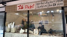 Gian trưng bày và bán sản phẩm làm từ giấy Dó trong điểm đến du lịch ở phường Bưởi