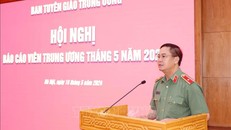 Thiếu tướng Phạm Công Nguyên, Cục trưởng Cục Pháp chế và Cải cách hành chính, tư pháp (Bộ Công an) thông tin chuyên đề tại hội nghị. Ảnh: Phương Hoa - TTXVN