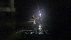 Lực lượng tìm kiếm, cứu nạn tìm kiếm hai công nhân còn mất tích xuyên đêm. Ảnh: Xuân Triệu - TTXVN 