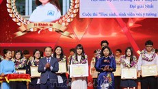 Học sinh giỏi tiêu biểu nhận Bằng khen của Bộ trưởng Bộ Giáo dục và Đào tạo. Ảnh: Thanh Tùng - TTXVN
