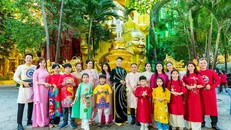 : Phi Thanh Vân và các bạn nhỏ trong Chương trình tôn vinh đại sứ Phật ca mùa I năm 2024, một chương trình nhằm nâng cao tình yêu tín ngưỡng đạo Phật, hướng tâm hồn luôn thiện lành và an nhiên