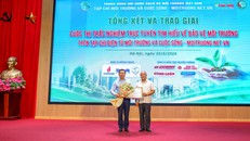 Ông Nguyễn Thế Đồng - Phó chủ tịch Hội trao Bằng khen của Hội Nước sạch và Môi trường Việt Nam cho Trường Đại học Tài nguyên và Môi trường Hà Nội