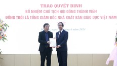 Bộ trưởng Nguyễn Kim Sơn trao Quyết định bổ nhiệm Chủ tịch Hội đồng thành viên đồng thời là Tổng Giám đốc Nhà xuất bản Giáo dục Việt Nam Nguyễn Tiến Thanh.