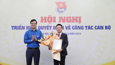 Anh Bùi Quang Huy - Ủy viên dự khuyết BCH T.Ư Đảng, Bí thư thứ nhất T.Ư Đoàn trao Quyết định bổ nhiệm nhà báo Phùng Công Sưởng làm Tổng Biên tập Báo Tiền Phong. Ảnh: Hồng Vĩnh.