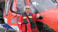 Nhà báo Nguyễn Như Phong trong một chuyến công tác ra giàn khoan