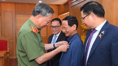 Bộ trưởng Tô Lâm trao Kỷ niệm chương “Bảo vệ an ninh Tổ quốc” cho ông Vũ Văn Tiền - Chủ tịch HĐQT, Tổng giám đốc Tập đoàn GELEXIMCO.