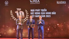 Đại diện Tập đoàn GELEXIMCO nhận phần thưởng Top 10 Nhà phát triển Bất động sản hàng đầu Việt Nam năm 2023.