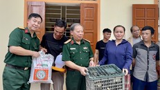 Đoàn công tác tặng gà và thức ăn gia cầm cho các nạn nhân bom mìn tại xã Chiêu Lưu, huyện Kỳ Sơn.