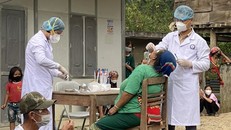 Cán bộ y tế ở huyện Kỳ Sơn, Nghệ An lấy mẫu đối với những người liên quan đến ca bệnh bạch hầu