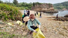 Người dân đảo Cô Tô, Quảng Ninh thu gom rác thải nhựa