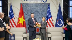 PGS.TS Hồ Xuân Năng - Chủ tịch Tập đoàn Phenikaa và Ngài Marc Evans Knapper - Đại sứ Hoa Kỳ tại Việt Nam trao quà lưu niệm tại sự kiện