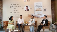 Tác giả TS. BS. Nguyễn Thành Nhơn chia sẻ với các vị khách mời về vai trò của kết nối, ảnh hưởng của năng lực đến hiệu suất lao động, năng lực tổ chức.