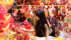 Các bạn trẻ thích thú bên những món đồ thuần Việt mùa Trung thu 2024