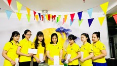 Các cô giáo của trường Little Sol Montessori đồng lòng ủng hộ đồng bào lũ lụt