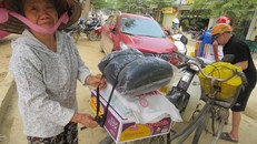 Bà Đinh Thị Văn (phường Nguyễn Phúc, thành phố Yên Bái) phấn khởi mang quà cứu trợ về