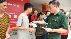 Đại biểu Nguyễn Tuấn Anh trao quà cho người dân vùng lũ Tây Bắc