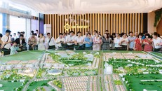 Các nhà đầu tư tham quan sa bàn dự án