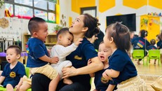 Bé nào đến lớp cũng quấn cô như mẹ, bạn nào cũng muốn được cô Đinh Thu Huệ ôm ấp (Ảnh: Mai Duyến)