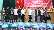 Trao 400 phần quà ý nghĩa cho người dân nghèo tỉnh Quảng Trị