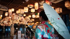 Du khách thích thú check-in tại triển lãm đèn đăng nghệ thuật. Ảnh: Sun World Ba Den Mountain