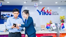 Tư vấn viên hỗ trợ khách hàng giao dịch tài chính trên ứng dụng Ngân hàng Số Vikki, các dịch vụ trên ứng dụng mang lại trải nghiệm hiện đại và bảo mật.