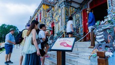 Du khách thích thú trải nghiệm trạm tương tác thông minh ở Di tích Cố đô Huế 