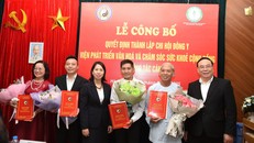 Thầy thuốc nhân dân, PGS. TS Đậu Xuân Cảnh, Chủ tịch Hội Đông y Việt Nam trao Quyết định bổ nhiệm cho Chi hội trưởng và Chi hội phó Chi hội Đông y Viện Phát triển văn hóa và chăm sóc sức khỏe cộng đồng