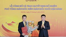 Ông Nguyễn Đức Thụy – Chủ tịch HĐQT LPBank (phải) trao quyết định bổ nhiệm cho ông Nguyễn Hoàng Hải (trái)