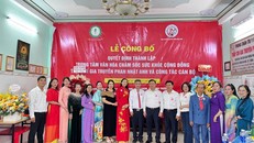 Lãnh đạo Viện Phát triển văn hóa và chăm sóc sức khỏe cộng đồng chia vui cùng Trung tâm văn hóa chăm sóc sức khỏe cộng đồng Thập chỉ gia truyền Phan Nhật Anh.