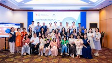 Học viên nam và nữ của WILJ7 cùng đại diện Đại sứ quán Australia tại Việt Nam, Aus4Skills, Trung tâm Việt - Úc, nhóm đào tạo đại học Curtin và các diễn giả của chương trình